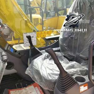 Excavatrice Komatsu 60-8 d'occasion, marque japonaise d'origine, 6 tonnes, petite taille, sur chenilles en caoutchouc. - Product Image 4