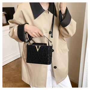 Zipper Closure Portable Large New Arrival Women's PU Leather <strong>Medium</strong> Regular Shape Modern Classic Vintage Crossbody <strong>Handbag</strong> - Product Image 3