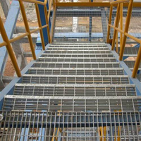 Marches d'escalier en acier dentelé galvanisé à chaud, antidérapantes, robustes, pour plateformes et passerelles industrielles
