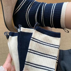 Chaussettes amples pour femmes, blanc crème, rayures bleu marine, coton, antidérapantes, anti-transpiration, thermiques, pour l'automne et l'hiver - Product Image 1