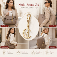 Étiquette métallique personnalisée en or poli de designer avec cadre en croissant, chaîne gourmette et fermoir pour sac