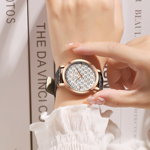 Reloj elegante para mujer, único y de alta calidad, con correa de cuero y diseño de letras. - Product Image 3