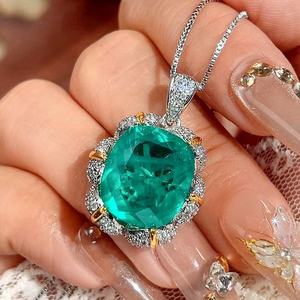 Parure de bijoux de luxe en émeraude taille coussin, plaqué or 18 carats bicolore, avec halo de zircon cubique, comprenant collier pendentif, boucles d'oreilles et bague pour femme - Product Image 3