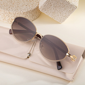 Nuevas gafas de sol ovaladas para mujer, montura negra, lentes de PC, protección UV400, diseño de trébol de cuatro hojas, estilo urbano moderno - Product Image 2