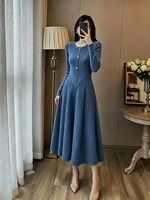 Nouvelle robe longue à manches longues et duveteuse pour l'automne-hiver, en gros. Robe plissée Miyake de haute qualité, idéale pour les soirées.