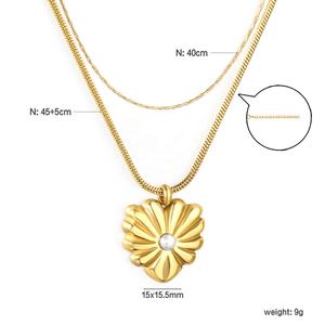 Collier personnalisé imperméable en acier inoxydable plaqué or 18 carats, collier à plusieurs rangs avec pendentif en forme de cœur, de fleur et de perle pour femmes - Product Image 3