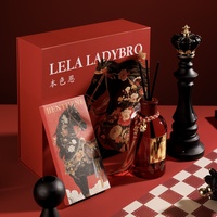 Coffret Cadeau Diffuseur de Roseaux Rouge Luxe avec Boîte à Imprimé Floral, Pompon et Sac Personnalisé pour Cadeau de Fêtes et Décoration d'Intérieur