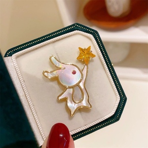 Broche Lapin Scintillante Plaqué Or avec Incrustation de Nacre, Inspirée des Contes de Fées Magiques, Étoile Jaune Étincelante - Product Image 3