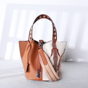 Borsa a secchiello da <span class=keywords><strong>donna</strong></span> in vera pelle di vacchetta verniciata con tracolla regolabile - Product Image 6
