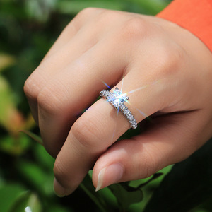 Anello di Fidanzamento da Donna in Oro Bianco con Diamante Taglio Principessa F405 Colore D - Product Image 1