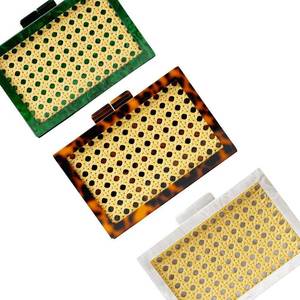 Bolso de mano de moda para mujer con cadena y logotipo personalizado, carteras de señora, bolsos de resina hechos a mano por S A And Sons Exports - Product Image 3