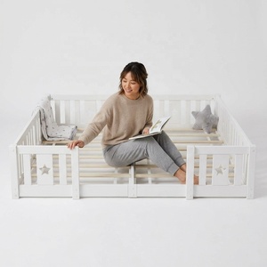 Letto <span class=keywords><strong>a</strong></span> <span class=keywords><strong>Due</strong></span> Piani Montessori per Bambini in Legno Massello con Sponda di Protezione Integrata <span class=keywords><strong>a</strong></span> Basso Profilo per Camera da Letto e Soggiorno - Product Image 2