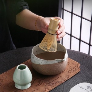 Bol à matcha en céramique de 600 ml avec bec verseur et drain, disponible en différentes couleurs au choix - Product Image 3