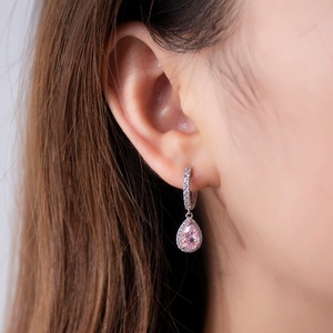 ต่างหูเงินแท้ 100% รุ่น MSE-608 จาก Messi Jewelry ประดับด้วยเพชรสังเคราะห์คิวบิกเซอร์โคเนียสีชมพู 2 กะรัต คุณภาพสูง เหมาะสำหรับใส่ออกเดทหรืองานแต่งงาน - Product Image 2