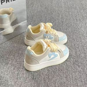 Nuevas zapatillas blancas de suela gruesa para otoño y primavera, versátiles y modernas, para un estilo estudiantil único. Presenta estrellas de colores. - Product Image 2