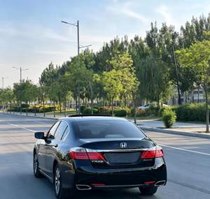 Honda Accord 2.0 Usado con Salida de Aire Trasera y Otros Detalles Interiores Negros, DVD, Navegación, Cámara de Reversa y Asientos de Cuero - Product Image 6