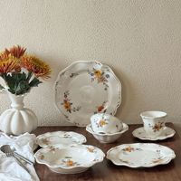 Service de table en céramique européenne rétro français Rose Manor avec motif de fruits Comprend tasse soucoupe bol soupe assiettes à dessert