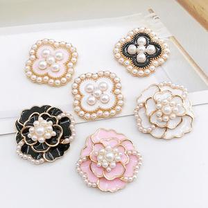 Nouveaux accessoires chics en perles de camélia, trèfle, décoration de coque de téléphone DIY et matériaux de fabrication de breloques pour chaussures, vente en gros - Product Image 2