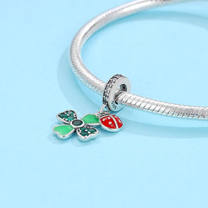 Colgante de Plata S925 con Pavé de Circonitas, Doble Colgante de Trébol y Mariquita, Esmalte Verde y Circonita, Joyería para Mujer - Product Image 3