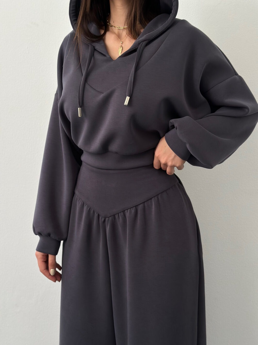 Gris oscuro