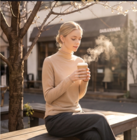 Pull en maille minimaliste pour femme, col montant, manches longues, coupe ajustée, bord roulé, couleur beige avoine, hiver, luxe discret