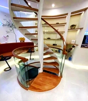 Magnifique petit escalier en colimaçon blanc avec éclairage d'ambiance