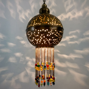 Lampe suspendue artisanale Zahereen BR348, boule perlée ronde, en laiton gravé, finition jaune patiné, fonction lumière, plafonnier - Product Image 1