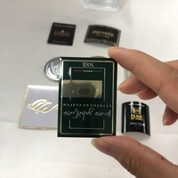 Étiquettes autocollantes en aluminium imperméables de luxe au design vintage personnalisé avec estampage à chaud doré pour bouteilles de parfum, vin, shampoing et artisanat