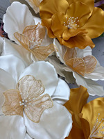Fleurs géantes en organza satiné or et blanc, ensemble de fleurs en tissu de luxe pour la décoration de mariage et d'événements