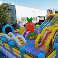Commercieel ecologisch verantwoorde gigantische opblaasbare attractiepark van duurzaam PVC, groot buitenpretpark met fruitthema, op maat gemaakt voor kinderen en volwassenen