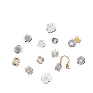 Tapones de silicona transparentes con adornos dorados, accesorios para pendientes, piezas de joyería unisex de latón con forma de corazón para pendientes - Product Image 5