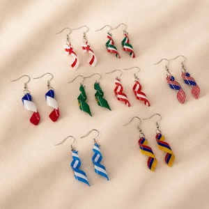 Boucles d'oreilles pendantes patriotiques en acrylique avec drapeau national personnalisé, boucles d'oreilles patriotiques en spirale torsadée pour femmes, bijoux en gros OEM ODM - Product Image 2
