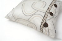 Französischer Landhausstil Bohemian Gebogenes Stickerei-Dekokissen Handgefertigte Spitzenkante mit Knopfakzenten Dekoratives Kissen für Zuhause