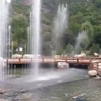Fontaine musicale solaire en acier inoxydable à économie d'énergie pour usage commercial en zone hors réseau, site touristique, paysage rural