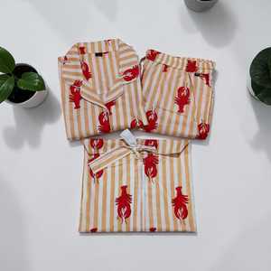 Conjunto de Pijama de Algodón para Mujer, Estampado de Langosta con Rayas Beige, Ropa de Dormir Suave y Transpirable - Product Image 1