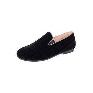 Nouvelle conception, vente en gros, chaussures pour garçons d'hiver, mocassins à enfiler en velours noir gaufré - Product Image 4