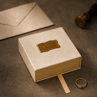 Boîte de présentation de bijoux en papier personnalisée avec décoration de style sceau de cire et tiroir flottant transparent en PE pour bagues