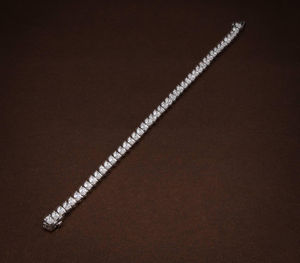 Bracelet élégant en moissanite pour femmes, pierres rondes, design intemporel, bijou parfait pour tous les jours et les soirées - Product Image 2