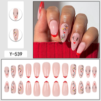 Faux ongles à presser, motif rennes de Noël et lumières féériques, forme amande moyenne, rouge nude, French manucure, imprimé hiver et fêtes