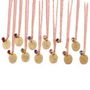 Collar de Cadena Clásico ZYNJ6653 con Disco de Piedra Natural, Flores Grabadas y Cristal de Piedra de Nacimiento, Regalo de Cumpleaños - Product Image 1