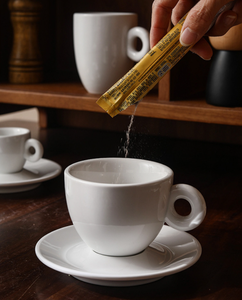 แก้วกาแฟเซรามิกสีขาวทรงกลมพร้อมหูจับแบบวงกลม ผลิตตามสั่ง แบรนด์ของลูกค้า ปลอดภัยสำหรับอาหาร ภาชนะหนาสำหรับธุรกิจบริการอาหาร ขายส่งจำนวนมาก - Product Image 2