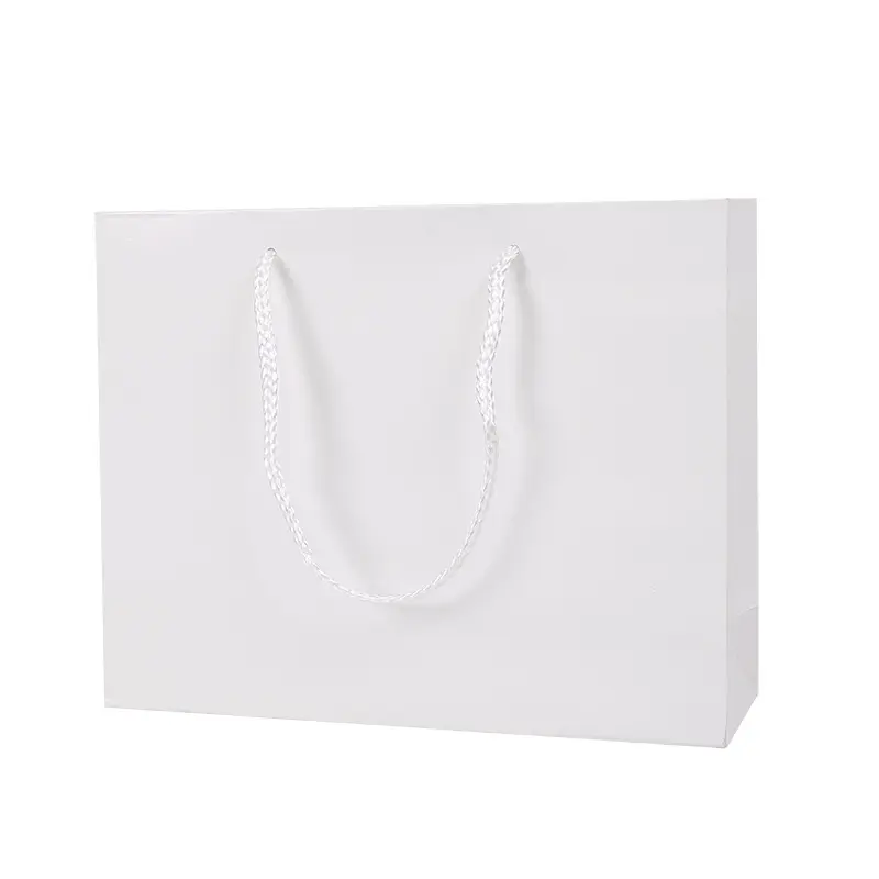 Witte Kraftpapier Shopping Kleding Cosmetische Parfum Cadeau Tas Luxe Handvat Op Maat Logo Bedrukt Papieren Zak Voor Kleding