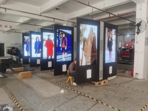 55 65 Inch Màn Hình Ngoài Trời AG AR Glass 4K Double Sided Kỹ Thuật Số Biển Quảng Cáo Hiển Thị Totem Với 4G - Product Image 3