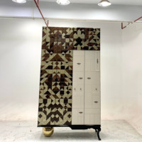Buffet design moderne et créatif en parquet triangulaire, avec pieds sphériques en acier inoxydable et finition peinte, en bois massif