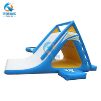 Tianxu TX-wt003 Toboggan Gonflable Flottant en PVC pour Adultes, Tour Triangulaire 5x3x3m, Certifié CE, Équipement de Parc Aquatique pour l'Escalade
