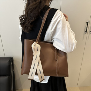 <span class=keywords><strong>Sac</strong></span> fourre-tout d'été 2025 grande capacité couleur unie <span class=keywords><strong>pour</strong></span> <span class=keywords><strong>femme</strong></span>, <span class=keywords><strong>sac</strong></span> à bandoulière <span class=keywords><strong>pour</strong></span> le bureau et les trajets quotidiens - Product Image 3