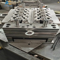 Machine de moulage par soufflage automatique pour bouteilles PET PC et PE avec composants centraux pompe et moteur avec préforme et moule à capuchon