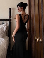 Robe de soirée longue sirène noire en dentelle à col en V et fines bretelles, coupe ajustée drapée, longueur ras du sol pour femme