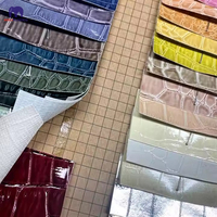 Rouleau anti-moisissure en cuir PVC gaufré à motif de crocodile bon marché pour la boxe emballage sacs à main rideaux d'ameublement