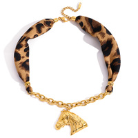 Foulard en soie imprimé léopard, épissage de chaînes dorées épaisses, pendentif tête de cheval, collier accessoire, OEM, ODM, fournisseur de bijoux de mode